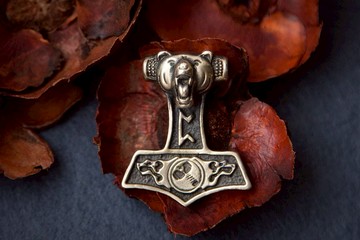 維京風格青銅雷神之錘吊墜配熊頭和符文. 男人禮物. 男人項鏈