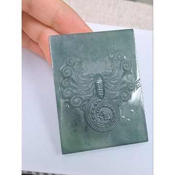 逸品軒~天然翡翠A貨-Z5936-瓜料星座牌天蠍座墜子長60mm寬45mm厚9.1mm