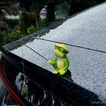 袖珍迷你漁具垂釣 釣魚人擺件 車載emo青蛙撐傘青蛙釣魚創意可愛穿衣玩偶車尾中控臺擺件裝飾品💖超實惠💖 QDXP
