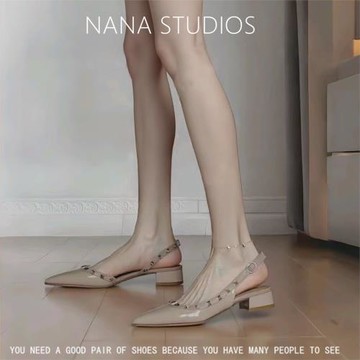 【娜娜家女鞋】尖頭平底鞋女漆皮低跟裸色側空涼鞋女鉚釘粗跟單鞋