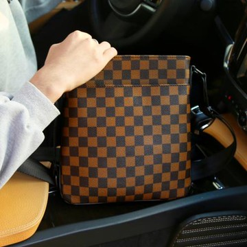 2025春夏新款青年男士背包男款格子單肩包休閑包百搭大容量方格包