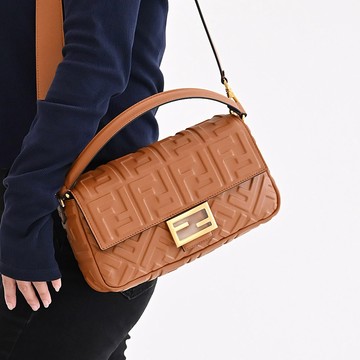 FENDI 8BR600 Baguette 經典壓花NAPPA皮革兩用法棍包.咖