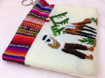 駱馬毛編織圖案刺繡證件/零錢包-羊駝與山