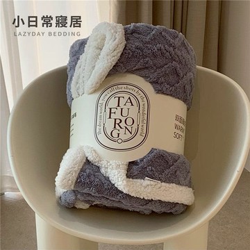 【小日常寢居】迷霧藍-雕花牛奶絨x羊羔絨雙面毛毯150x200cm 蓋毯/保暖毯/午睡毯/空調毯(限2件超取)隔日到貨