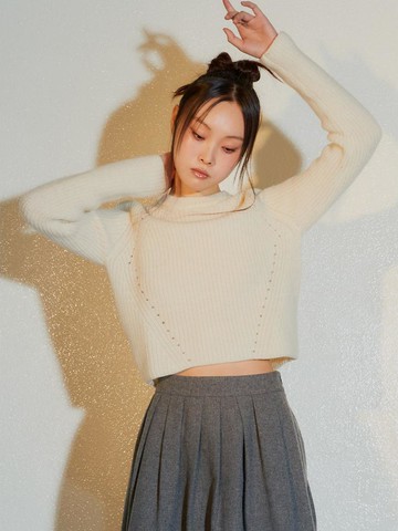 Round Point Knit Pullover