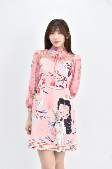 (S) 【唐玲私服】質感棉質長袖透膚花紋粉色洋裝