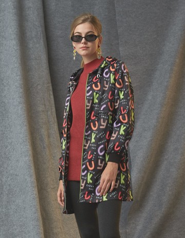 ★【喜芝梅】吸睛螢光滿版字母長版風衣外套(黑色；M-2L) 224760058