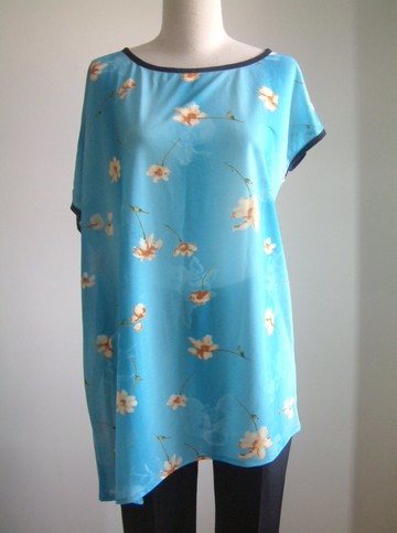 不規則袖上衣-藍底花朵