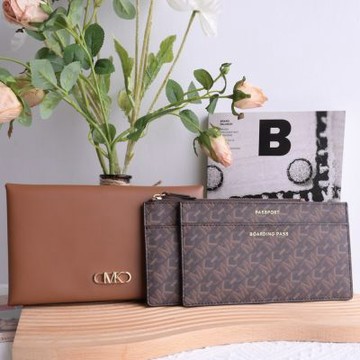 MICHAEL KORS EMPIRE 大容量寬版旅用三合一收納包/大手拿包(焦糖色)