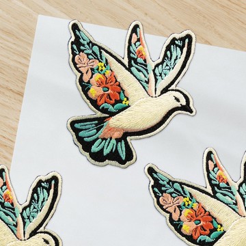 【刺繡布貼】花翎白鴿 Petal Wing Dove