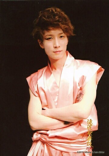 Snow Man/WATANABE翔太/上半身·服裝粉色·袖標·背景黑色/瀧澤歌舞伎ZERO>原創照片