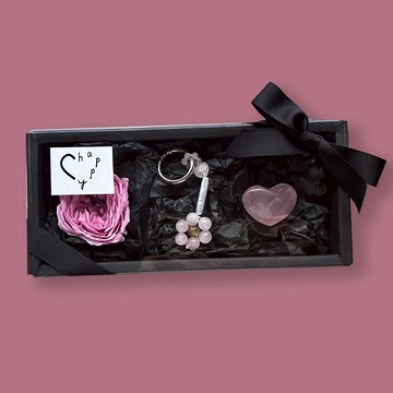 C happy 玫瑰永生花禮+小花珍珠粉晶包包吊飾+愛心粉晶禮盒