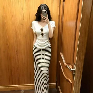 雨菲|免運 韓系慵懶風套裝 女夏季 白色V領短袖上衣 高腰條紋半身裙兩件套 純欲休閒通勤約會穿搭 韓系慵懶風休 閒套裝女