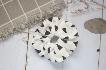 手作髮飾。大腸圈。黑白三角