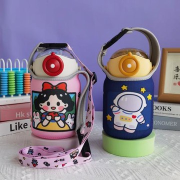 適用芭芘寶貝保溫杯套杯子保護套480ml兒童水杯套手提斜挎水壺套