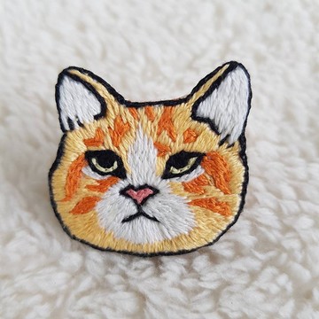 手工製作的貓咪臉胸針  Tong Dee 圖案 隔壁的橘色貓
