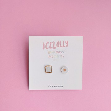 手繪塑料耳针耳夾配麵包和煎蛋