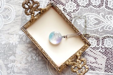 樹脂藝術 圓形墜飾・雨中的休憩