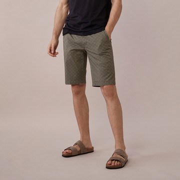 GIORDANO 男裝輕薄修身卡其短褲 - 04 葡萄葉綠X深綠