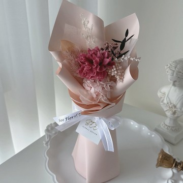 SEE 看見花藝設計|母親節|永生康乃馨|粉色的溫柔單朵康乃馨