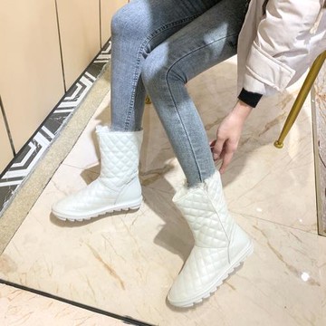 白色防水雪地靴女2024新款時尚真皮羊毛平底棉鞋女冬加絨中筒短靴