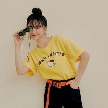 OB嚴選-KITTY CUTIE LAND．跳色印花短袖TEE《KB1453-》