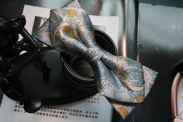 蓝色花卉钻石型领结双层真丝婚礼礼服蝴蝶结