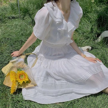 2022春夏季新款溫柔風初戀時尚氣質法式泡泡袖白色連衣裙女高級感