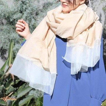 柔軟飄逸的彩色披巾│奶茶色