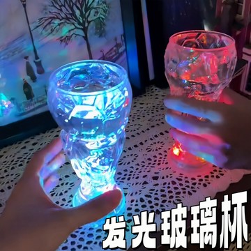 台灣出貨+免運 世界杯 杯子 發光杯子 美加墨足球造型發光杯 發光大力神杯 足球杯 注水即亮 七彩發光效果 氛圍感啤酒杯