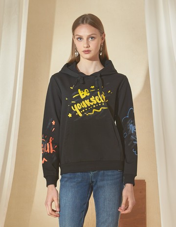 ★【喜芝梅】自我宣言 活力黃色字母印花連帽上衣(黑色；M-2L) 224430915