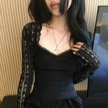 ♡ 𝑪𝒉𝒊𝒄 𝒖 ♡大碼甜辣妹簡約法式基礎款蕾絲拼接V領內搭吊帶背心低胸性感上衣
