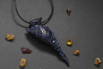 鱷魚皮嵌銀墜飾
