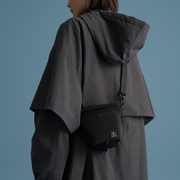 PORTER INTERNATIONAL - 溫潤平實LEVEL斜背包(S) - 黑