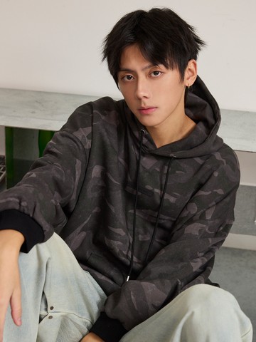 個性街頭迷彩長帽T