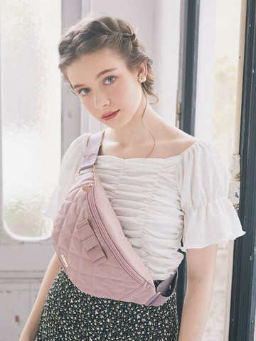 公主蝴蝶結緞帶菱格壓紋斜背包(8A42F0J3800) - Maison de FLEUR