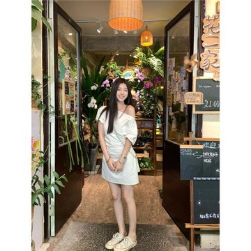YOKLASS少女家 斜肩褶皺連衣裙女夏通勤修身溫柔獨特氣質優雅短裙