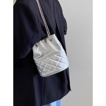 小眾銀粉撞色腋下包包女2024新款韓國水桶包鏈條單肩斜挎包