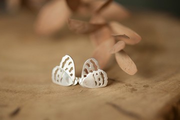 le papillon 純銀簍空蝴蝶翅膀耳環-一對/可改夾