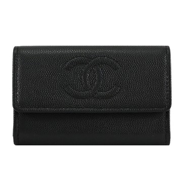 CHANEL AP4705 浮雕雙C LOGO亮面粒紋釦式零錢卡包.黑