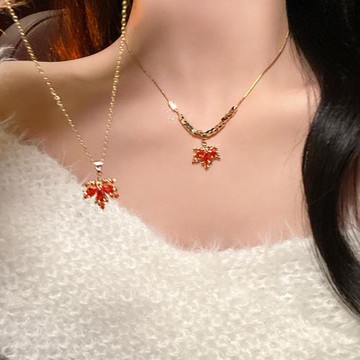 鈦鋼紅色楓葉吊墜項鏈女新年小眾鎖骨鏈輕奢高級感秋冬毛衣鏈配飾