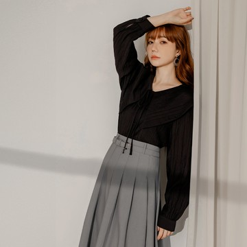 OB嚴選 立體紋理綁帶娃娃領排釦上衣 《AB20079》