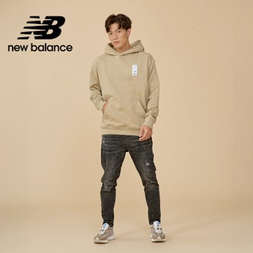 【New Balance】圖案連帽長袖上衣_男性_卡其色_MT43555SOT