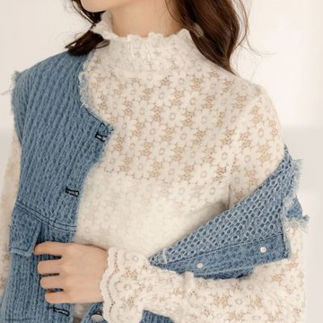 OB嚴選中大尺碼-氣質微透膚提花高領喇叭袖上衣《AB20669》