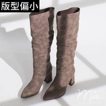 🩵走春必備鞋款現折500🩵ANNSTAR 子芯Mia聯名-微醺美拉德防潑水麂皮抓皺長靴7cm-咖(版型偏小)