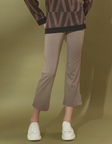 ★【喜芝梅】質感生活 彈力腰頭舒適鈕釦褲腳微喇長褲(兩色；M-2L) 224337045