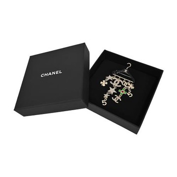 CHANEL 經典雙C LOGO流蘇衣架造型胸針(淡金)