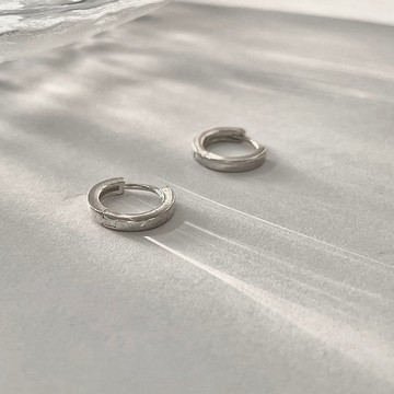 │簡約│個性圈圈 • 極簡耳針 • 純銀耳環 • 可碰水 • 抗過敏