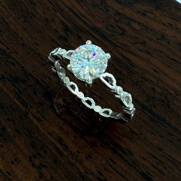 【Hee 輕珠寶恆久】1.0ct 莫桑鑽 925銀 鑽戒