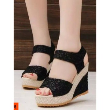 2025新款夏季時尚一字扣坡跟涼鞋女媽媽鞋舒適軟底中跟女高跟涼鞋